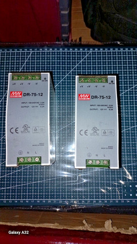 Alimentatore per guida din - din, a